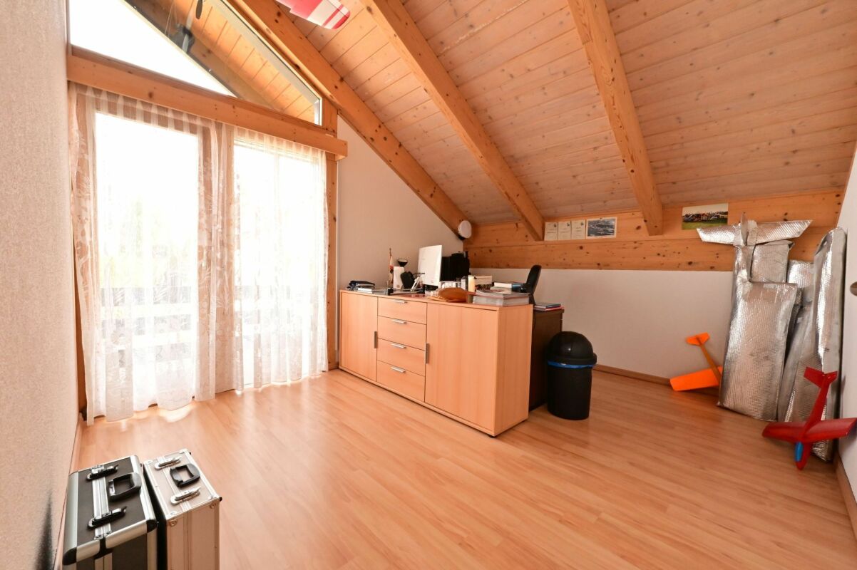 Dachgeschosszimmer mit Holzdecke