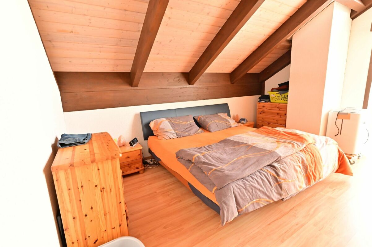 Dachgeschoss-Schlafzimmer mit Holzbalken