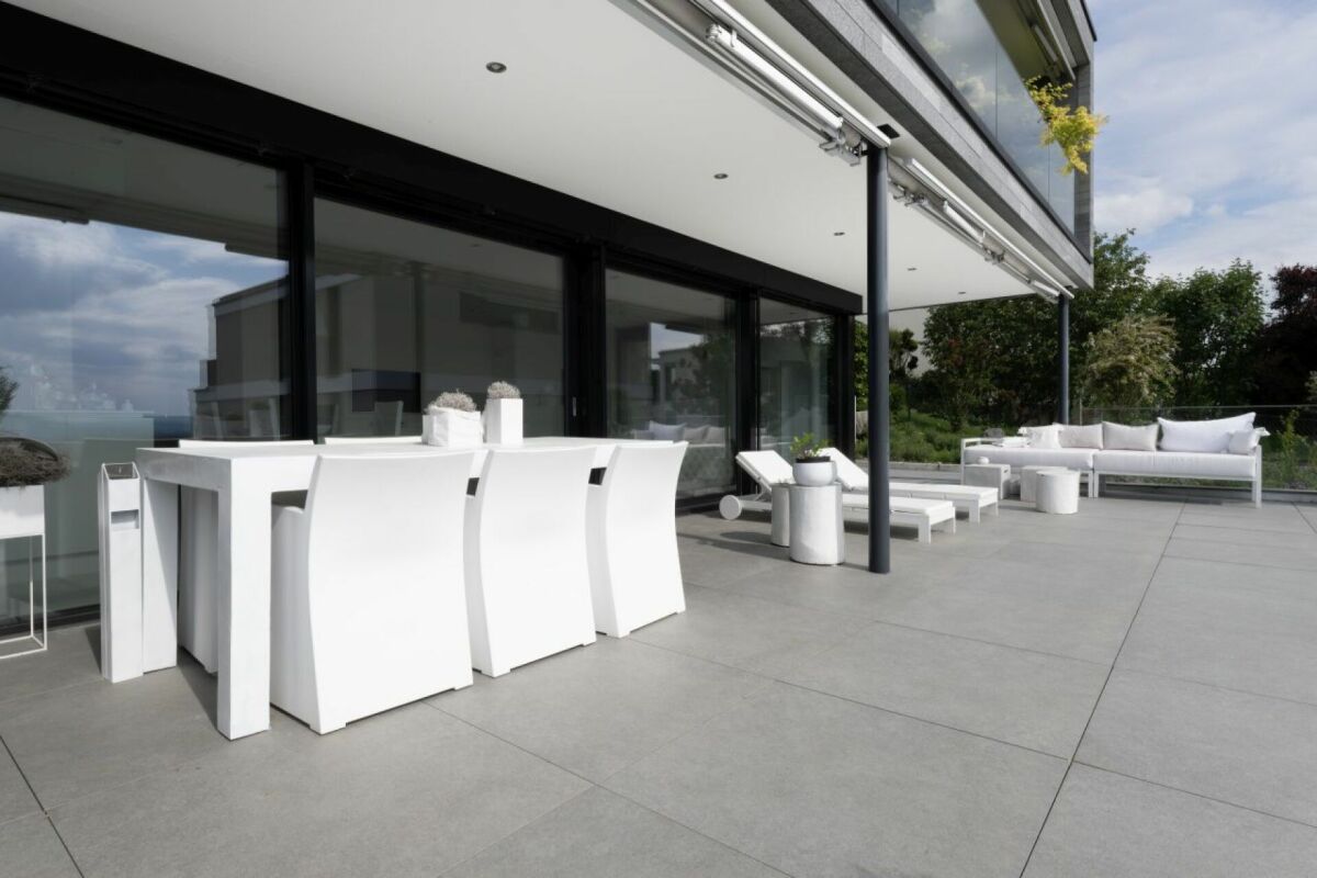 Moderne Terrasse mit Lounge-Möbeln