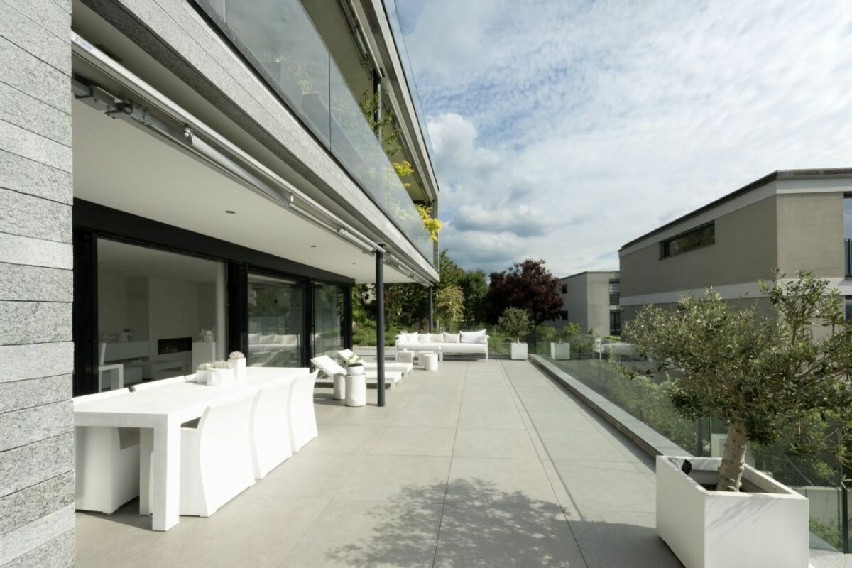 Moderne Dachterrasse mit Sitzbereich