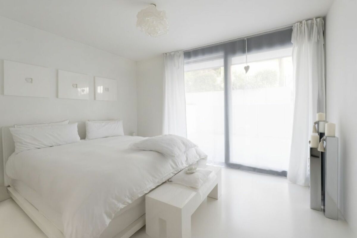 Helles, minimalistisches Schlafzimmer in Weiß
