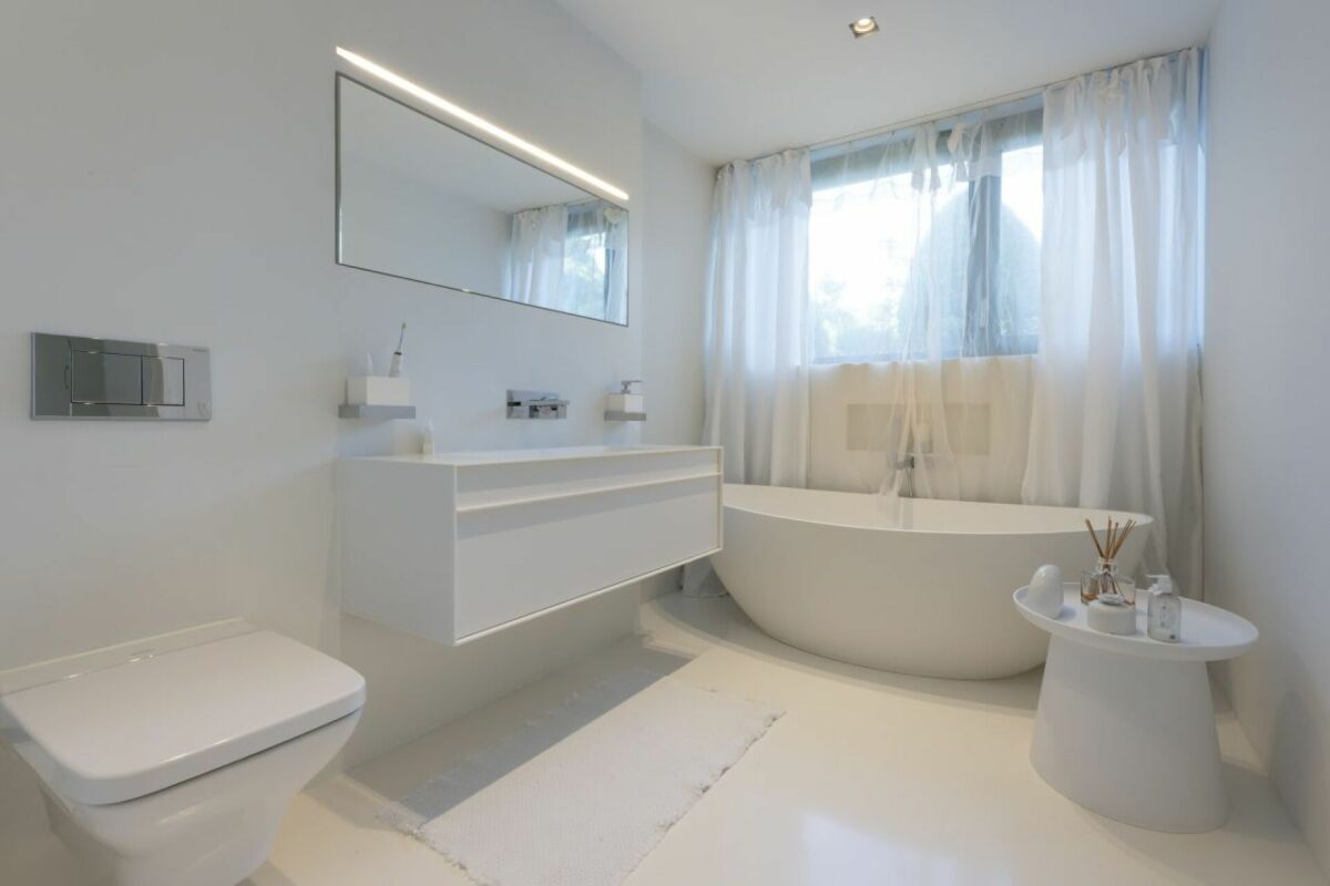 Helles, modernes Badezimmer mit freistehender Wanne