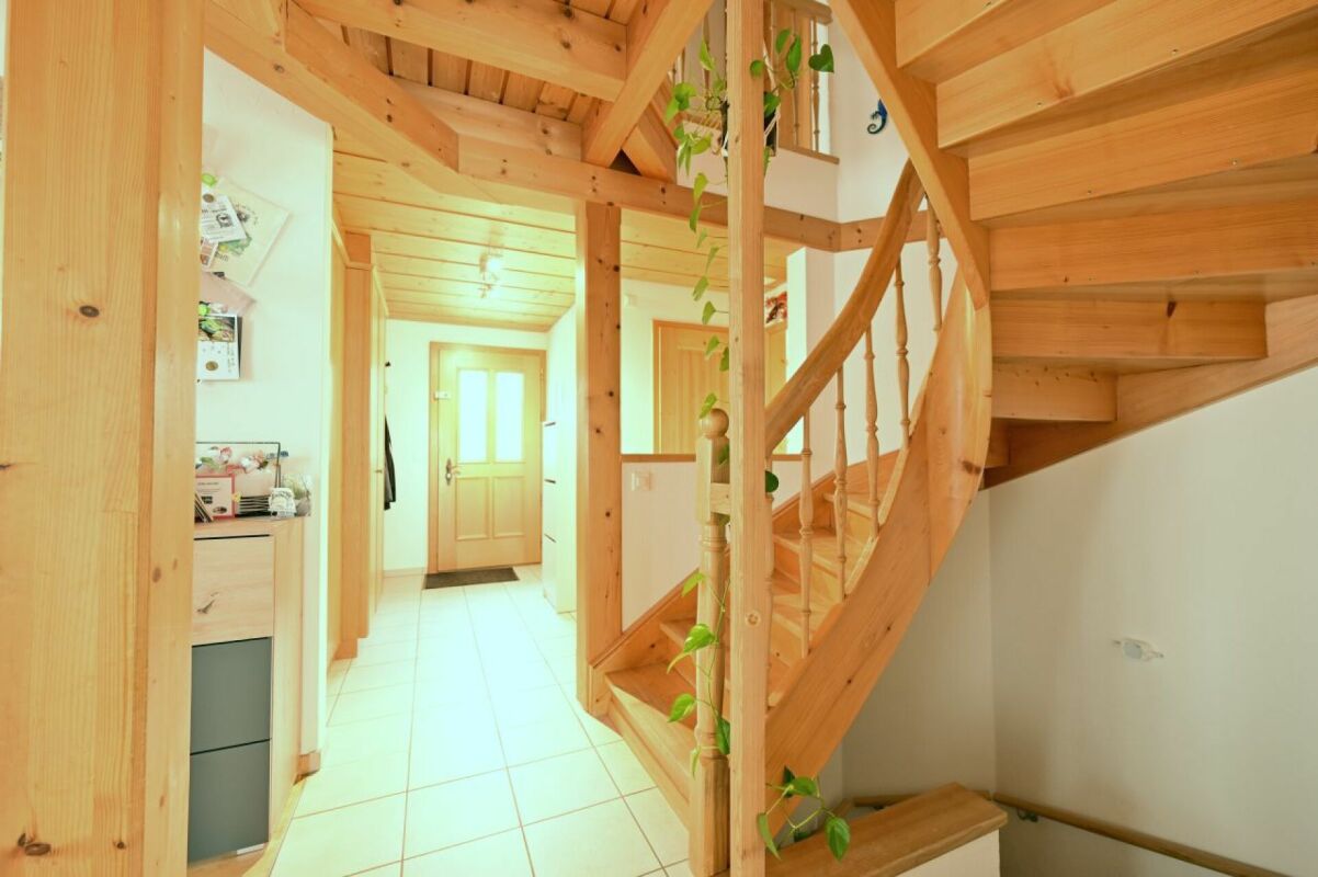 Treppenhaus mit Holzverkleidung