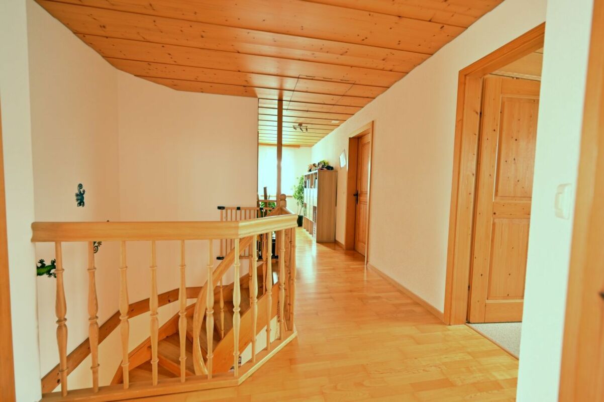 Heller Dachbodenflur mit Holztreppe