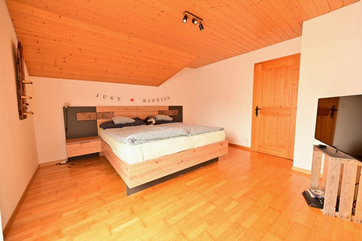 Dachgeschoss-Schlafzimmer mit Holzausbau
