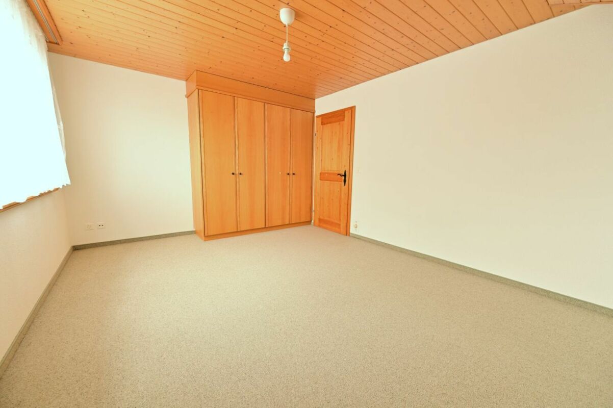 Dachgeschosszimmer mit Einbauschrank