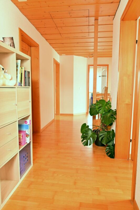 Heller Flur mit Holzdecke und Parkett