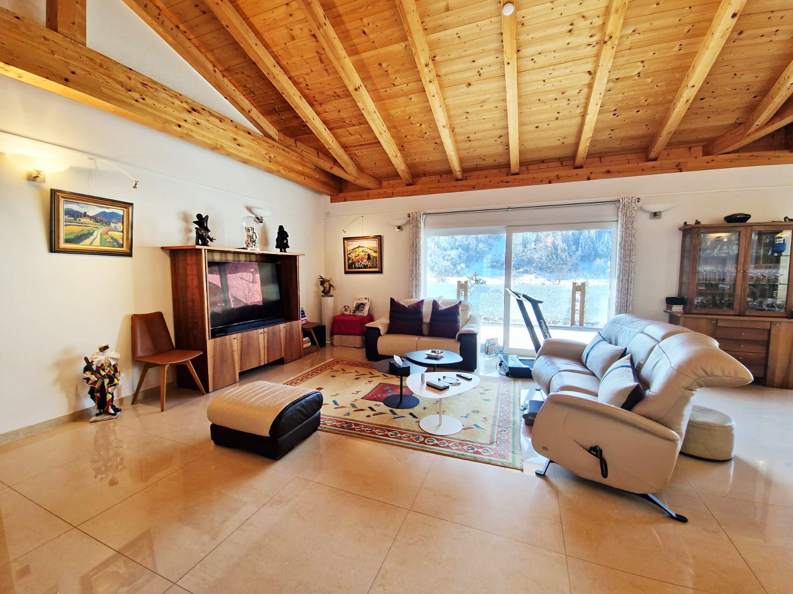 Großzügiges Wohnzimmer mit Holzdecke