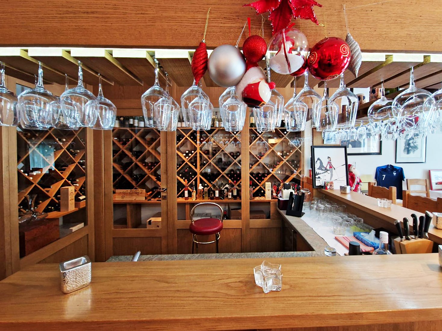 Hausbar mit Holztheke und Weingestell