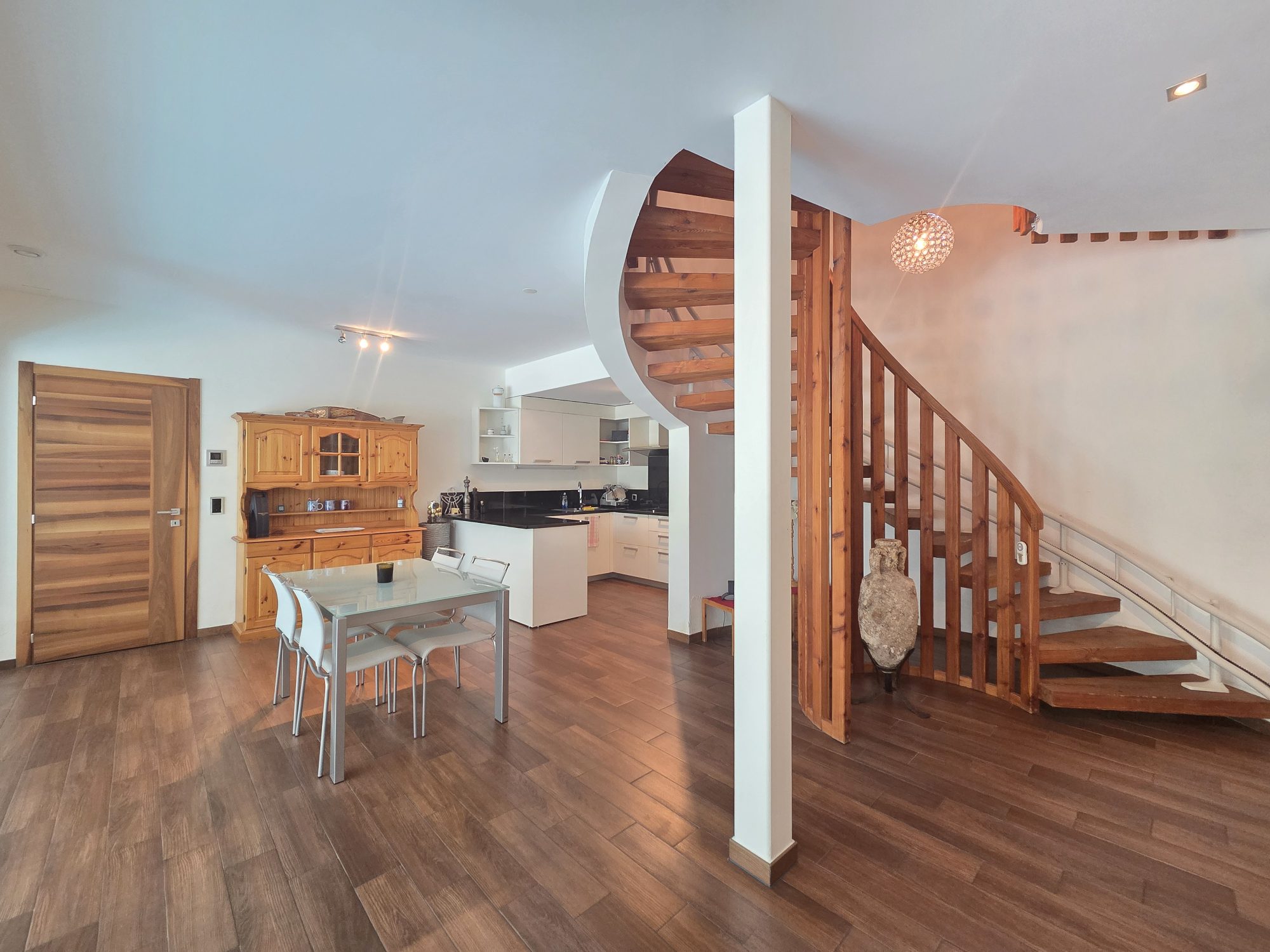 Offener Wohn-Essbereich mit Treppe