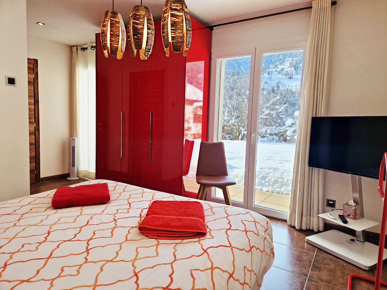 Modernes Schlafzimmer mit Bergblick