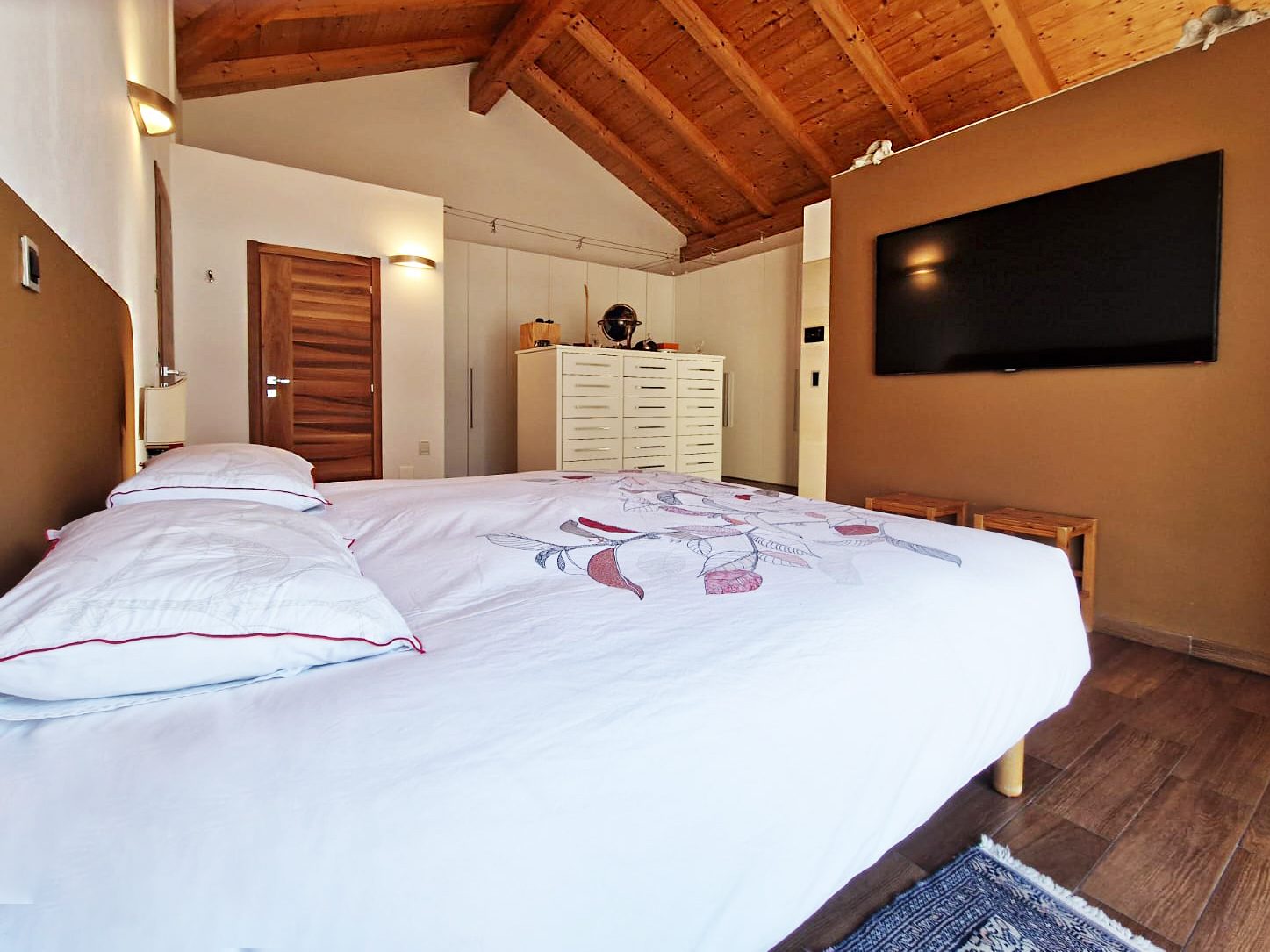 Schlafzimmer mit Holzbalkendecke
