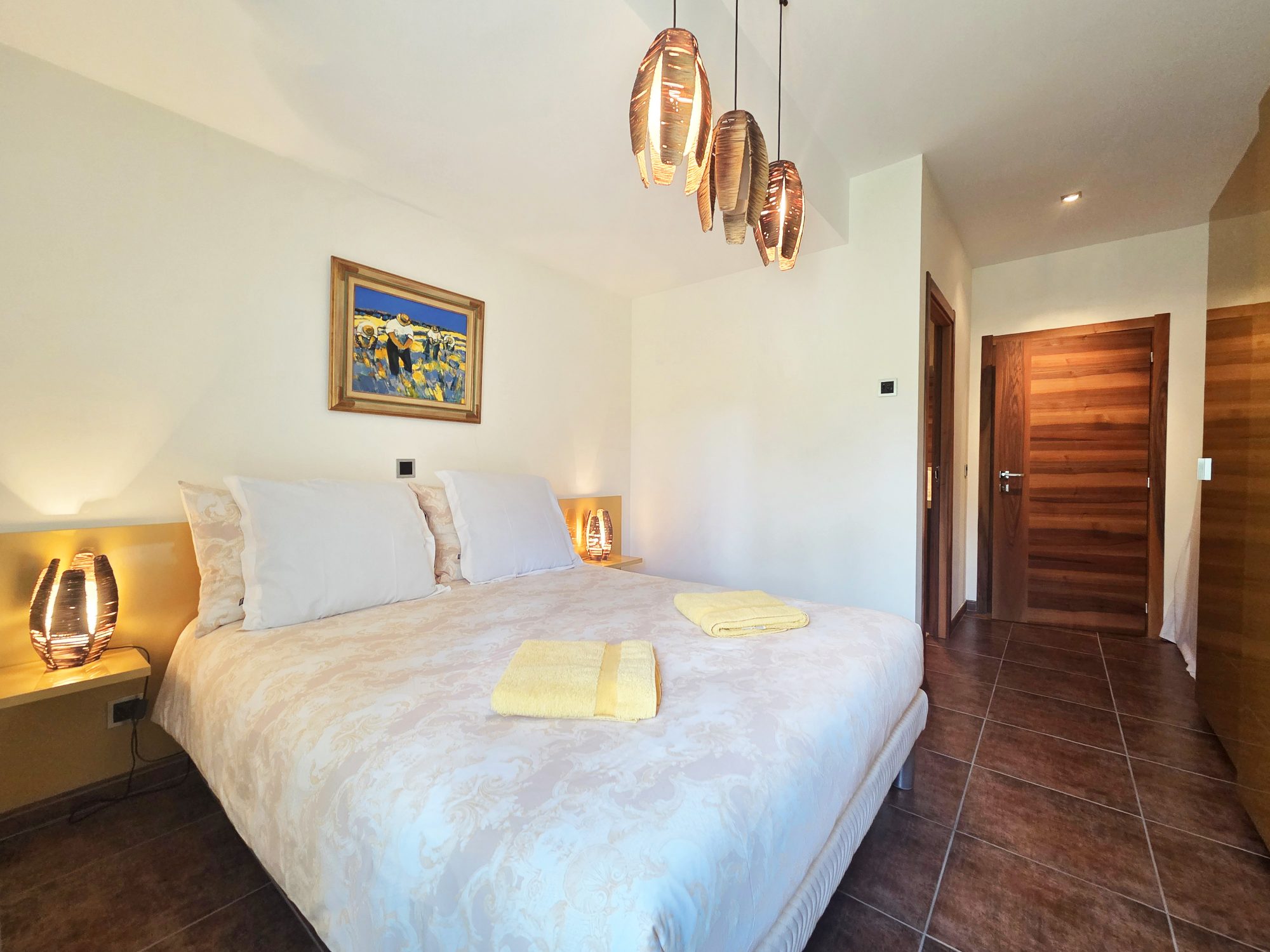 Schlafzimmer mit warmen Holzdetails
