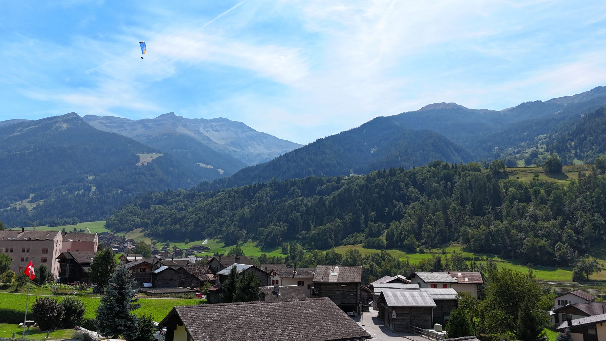 Alpenpanorama über ein Bergdorf