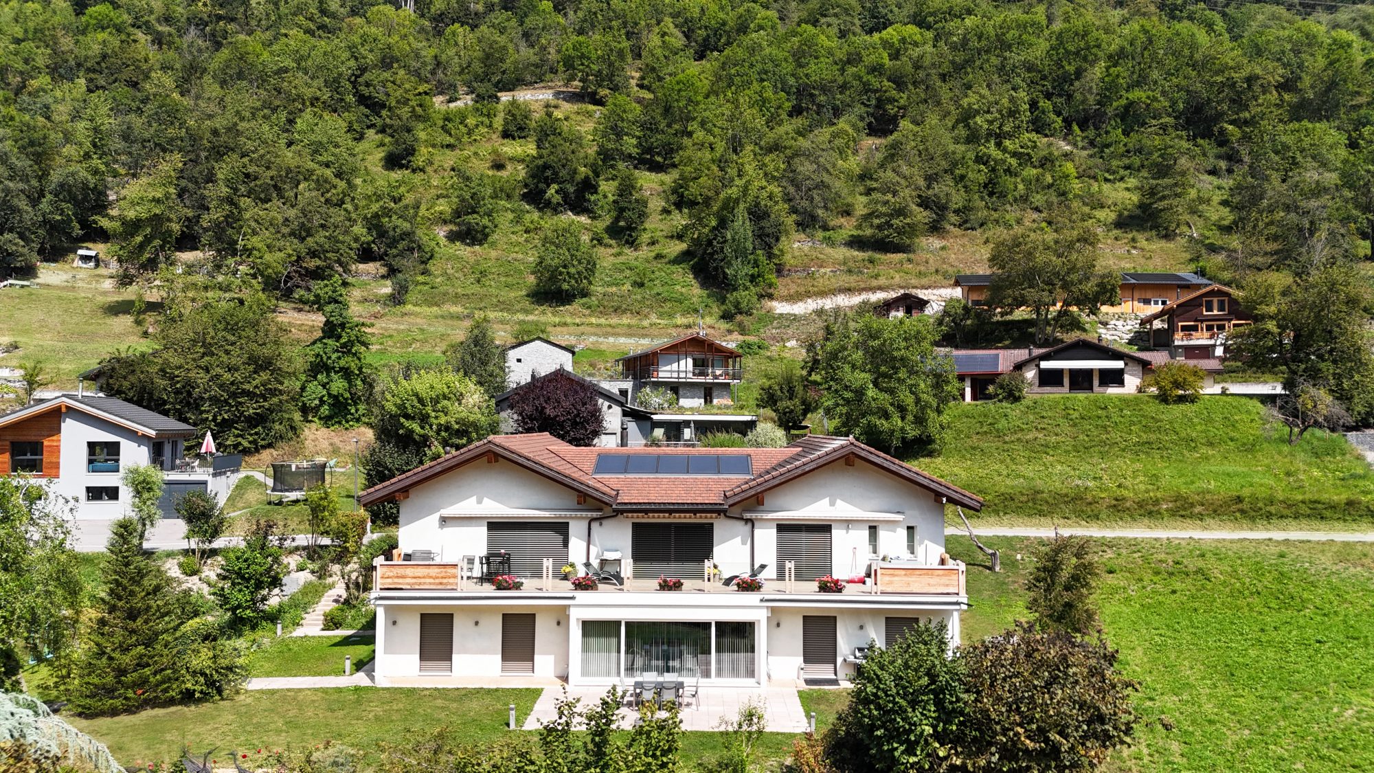 Modernes Haus in grüner Hanglage