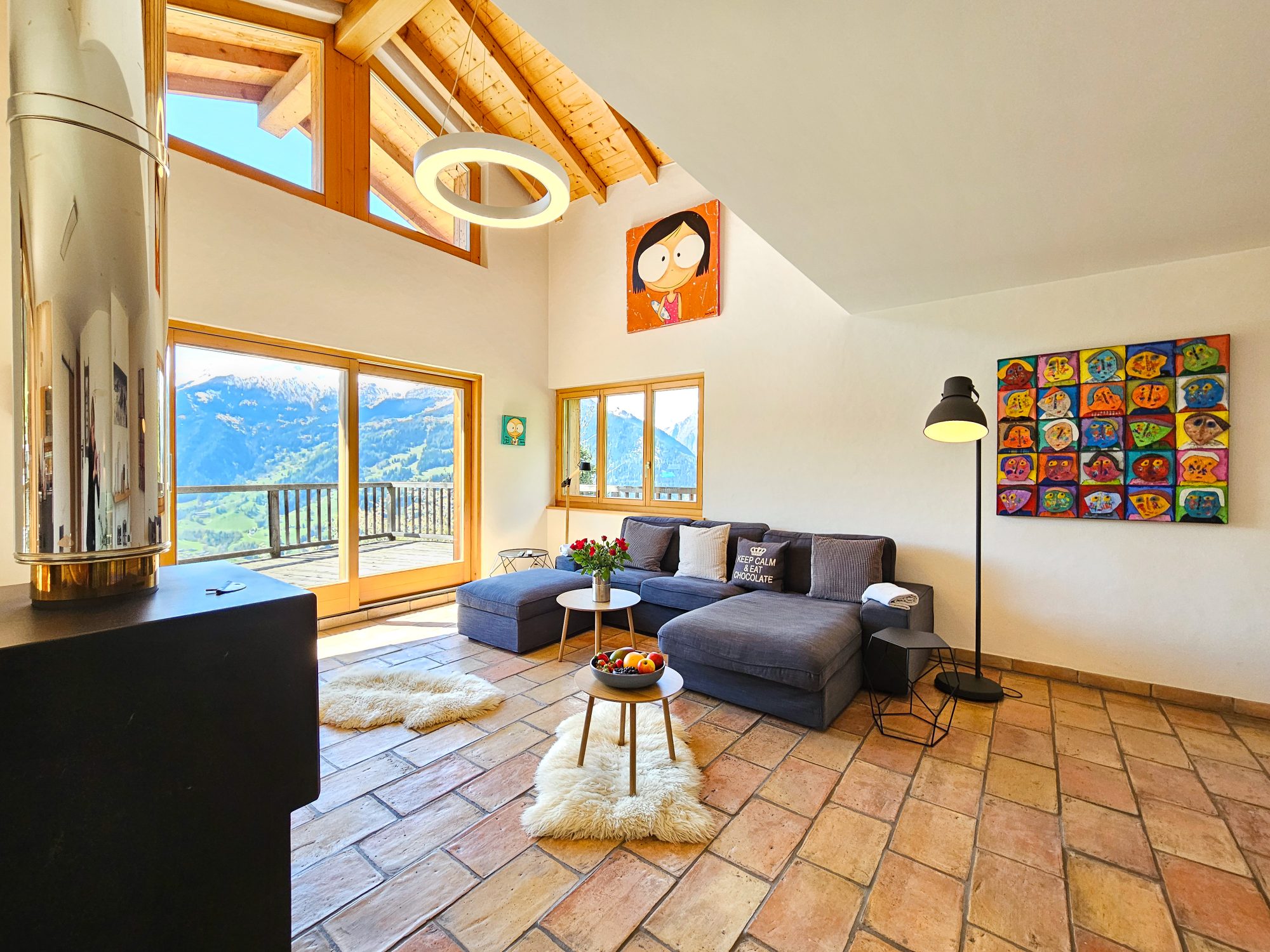 Helles Wohnzimmer mit Bergblick