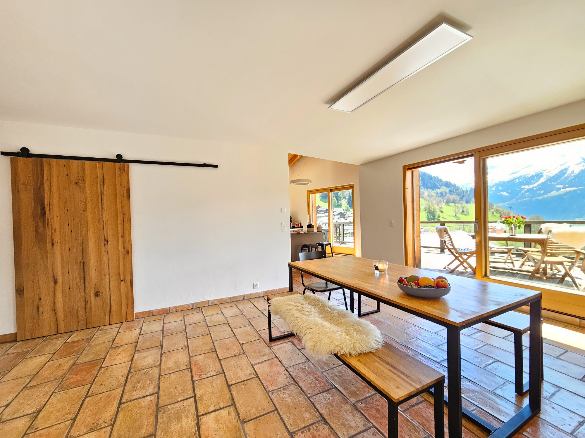 Essbereich mit Terrassenblick