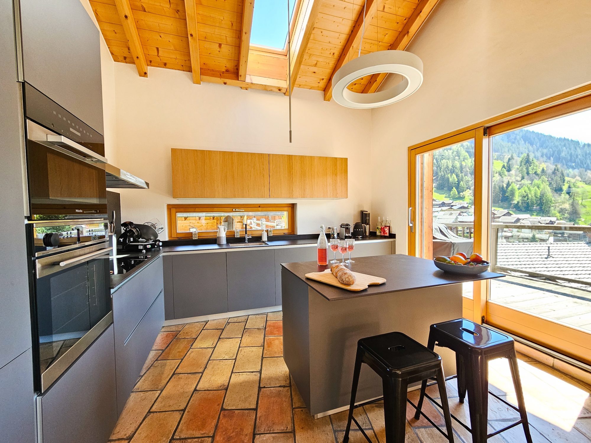 Moderne Küche mit Alpenblick