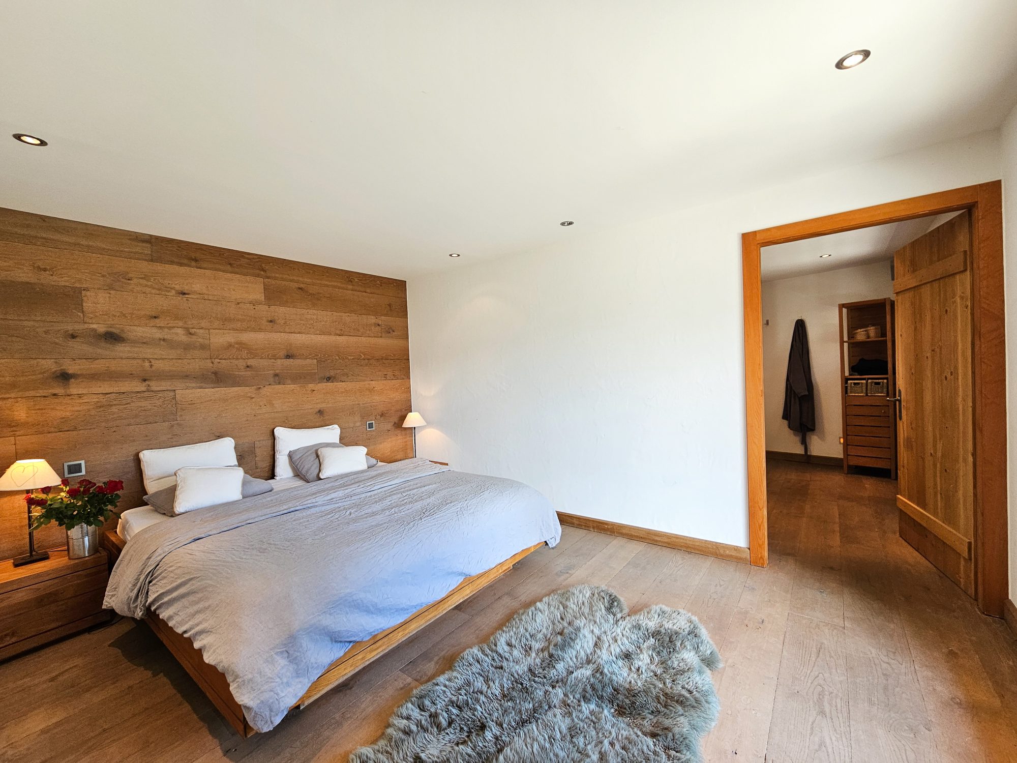 Modernes Schlafzimmer mit Holzakzenten
