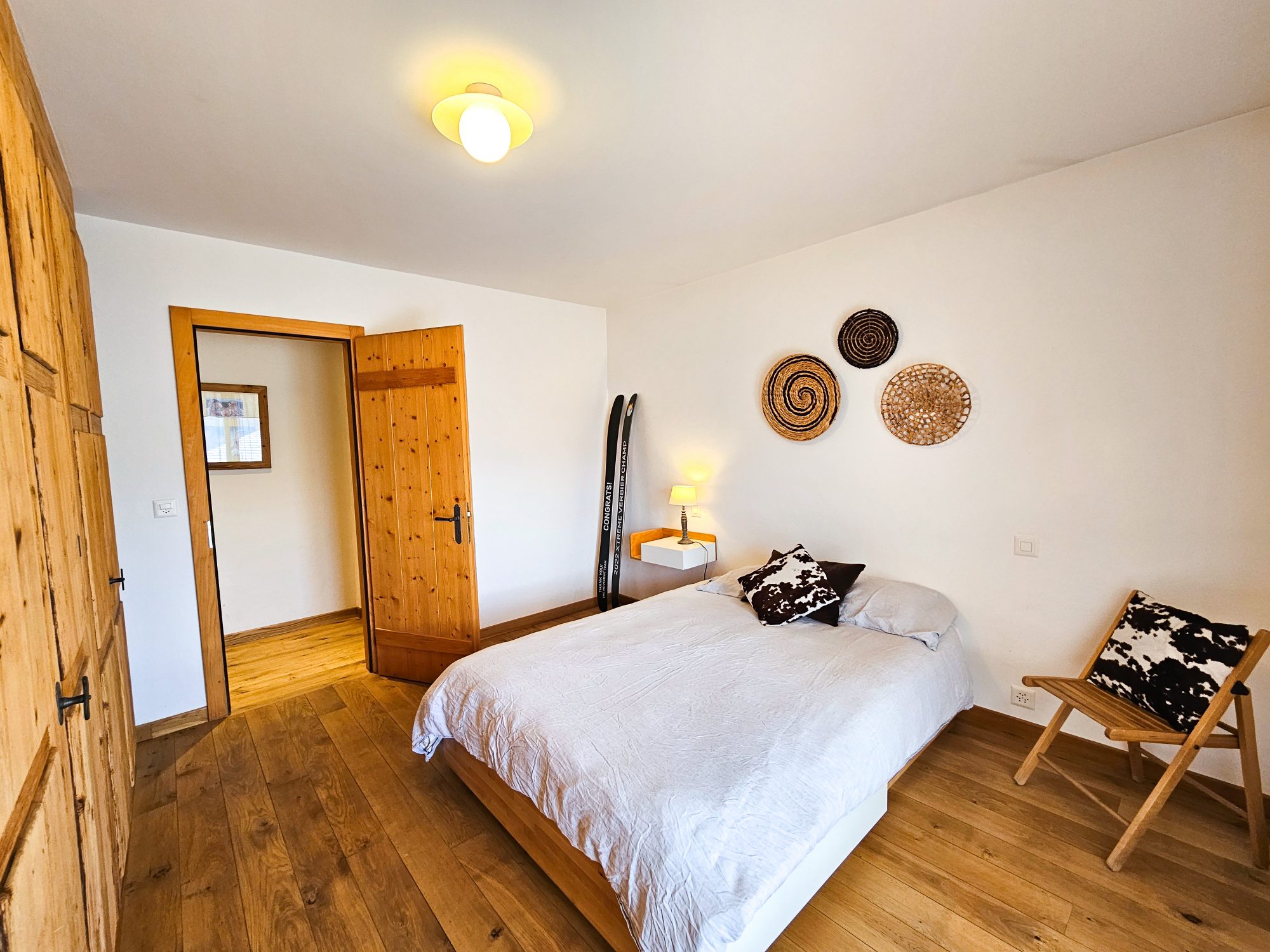 Helles Schlafzimmer mit Holzmöbeln