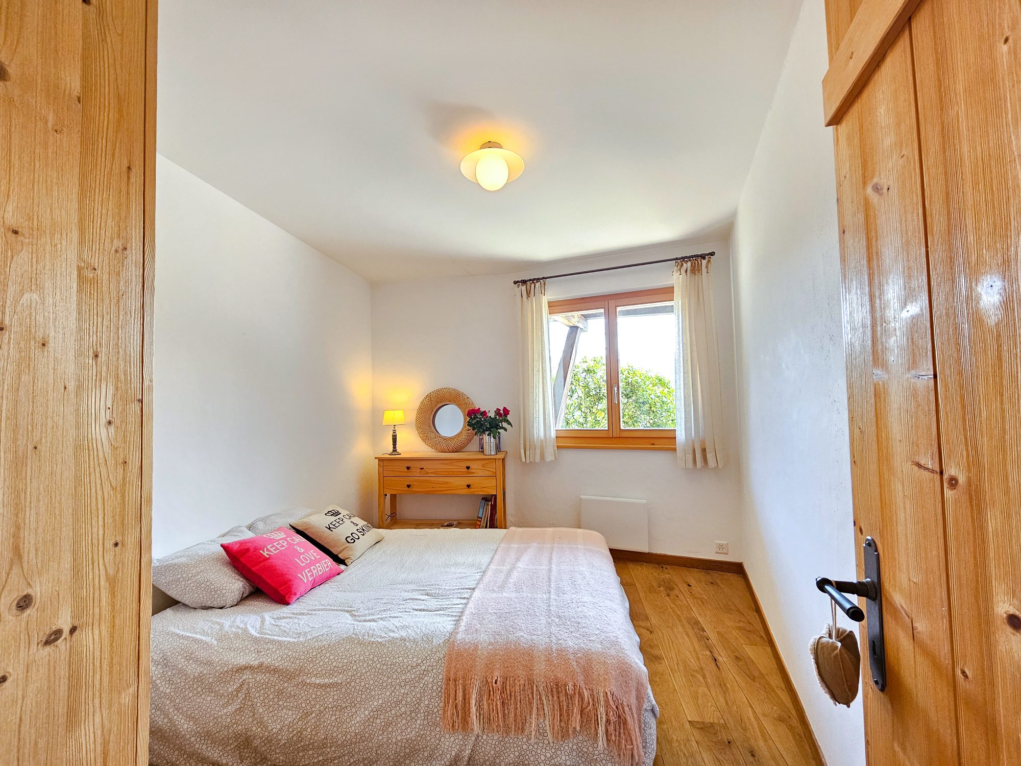 Gemütliches Schlafzimmer mit Holzdetails