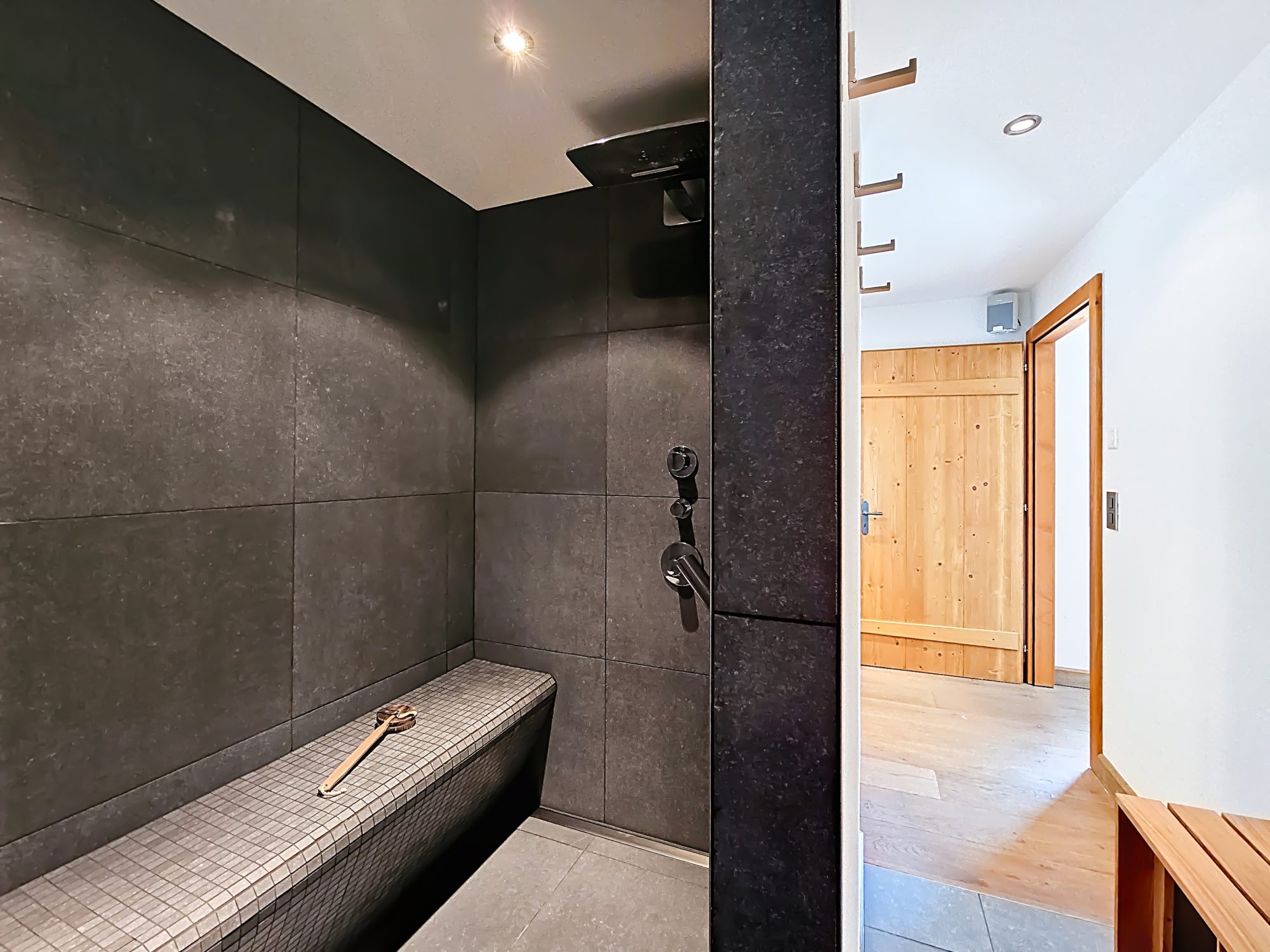 Moderne Dusche und Flur