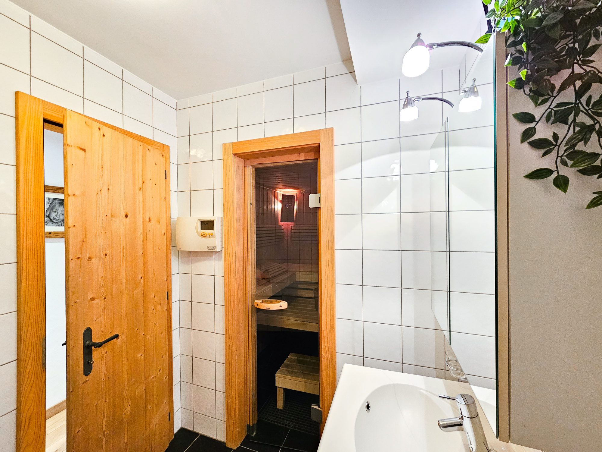 Sauna- oder Badbereich mit Holztüren