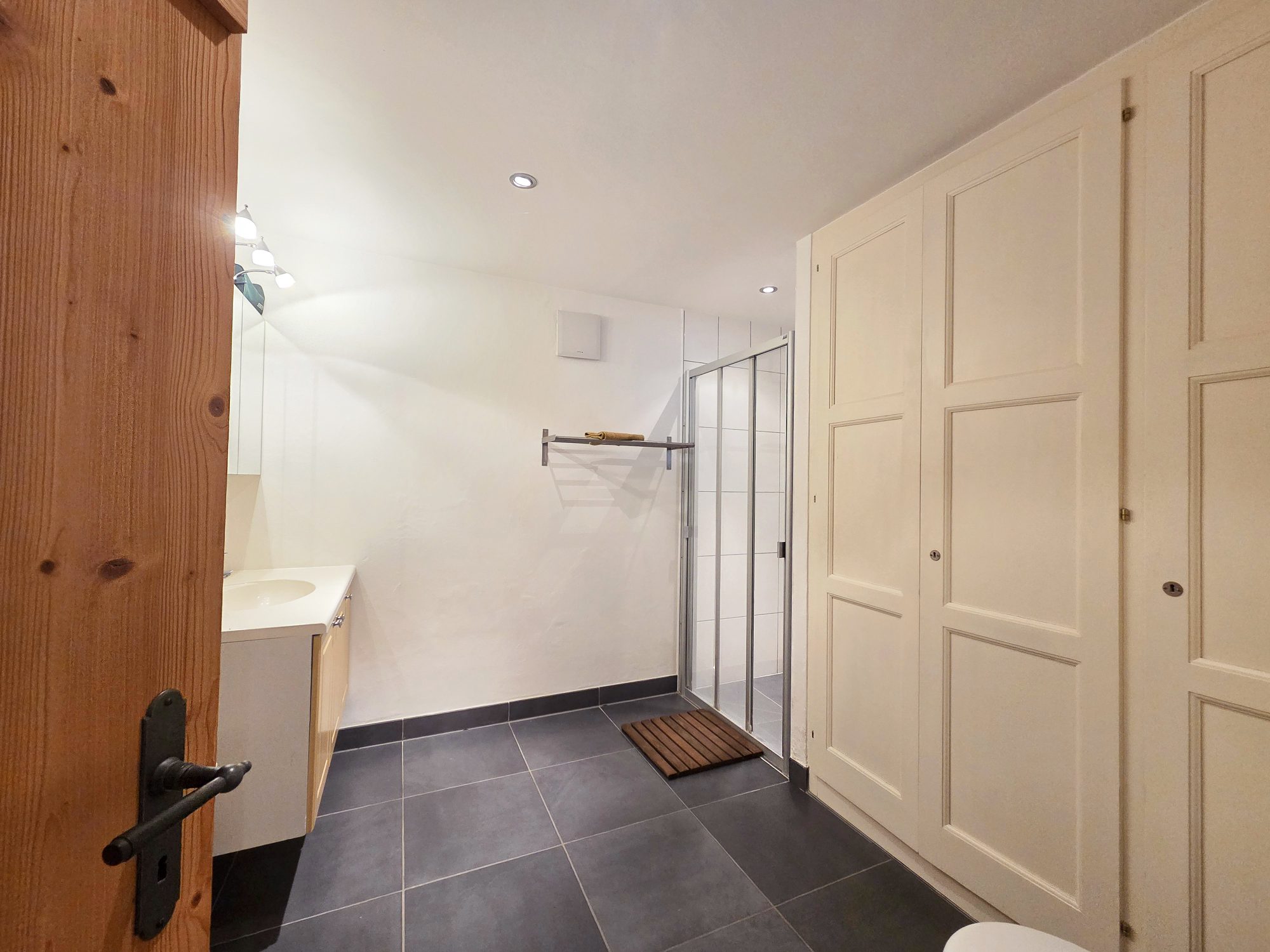 Modernes Badezimmer mit Dusche und Waschbecken