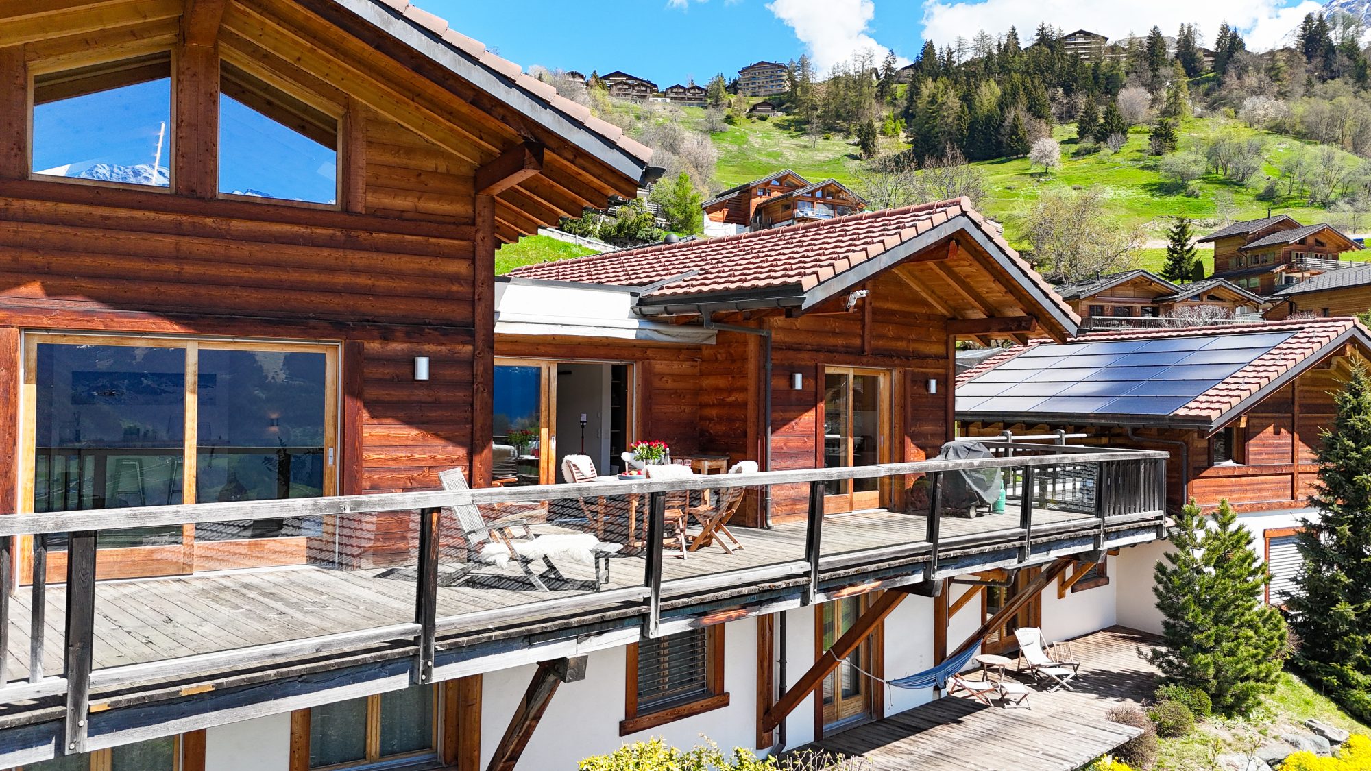 Alpines Holzchalet mit Terrasse