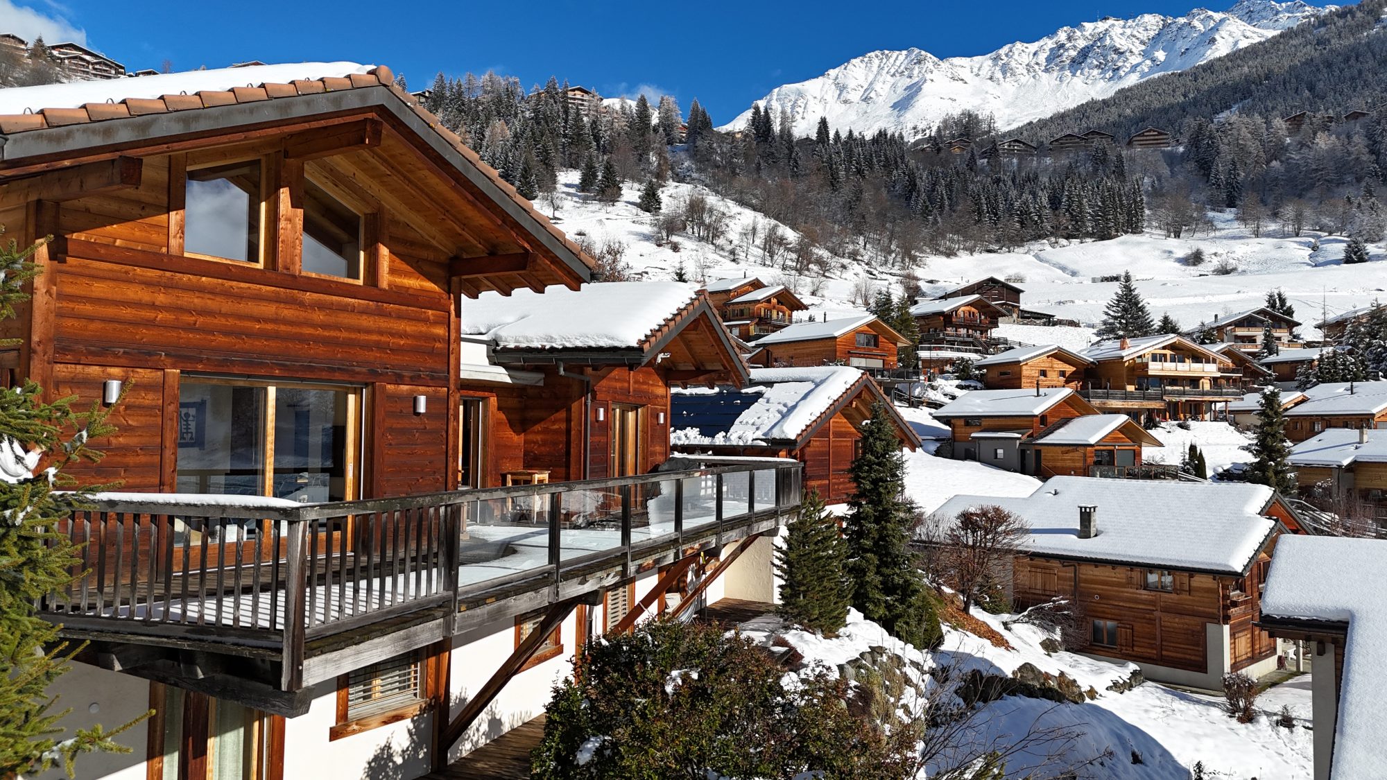 Alpines Holzchalet mit Bergpanorama