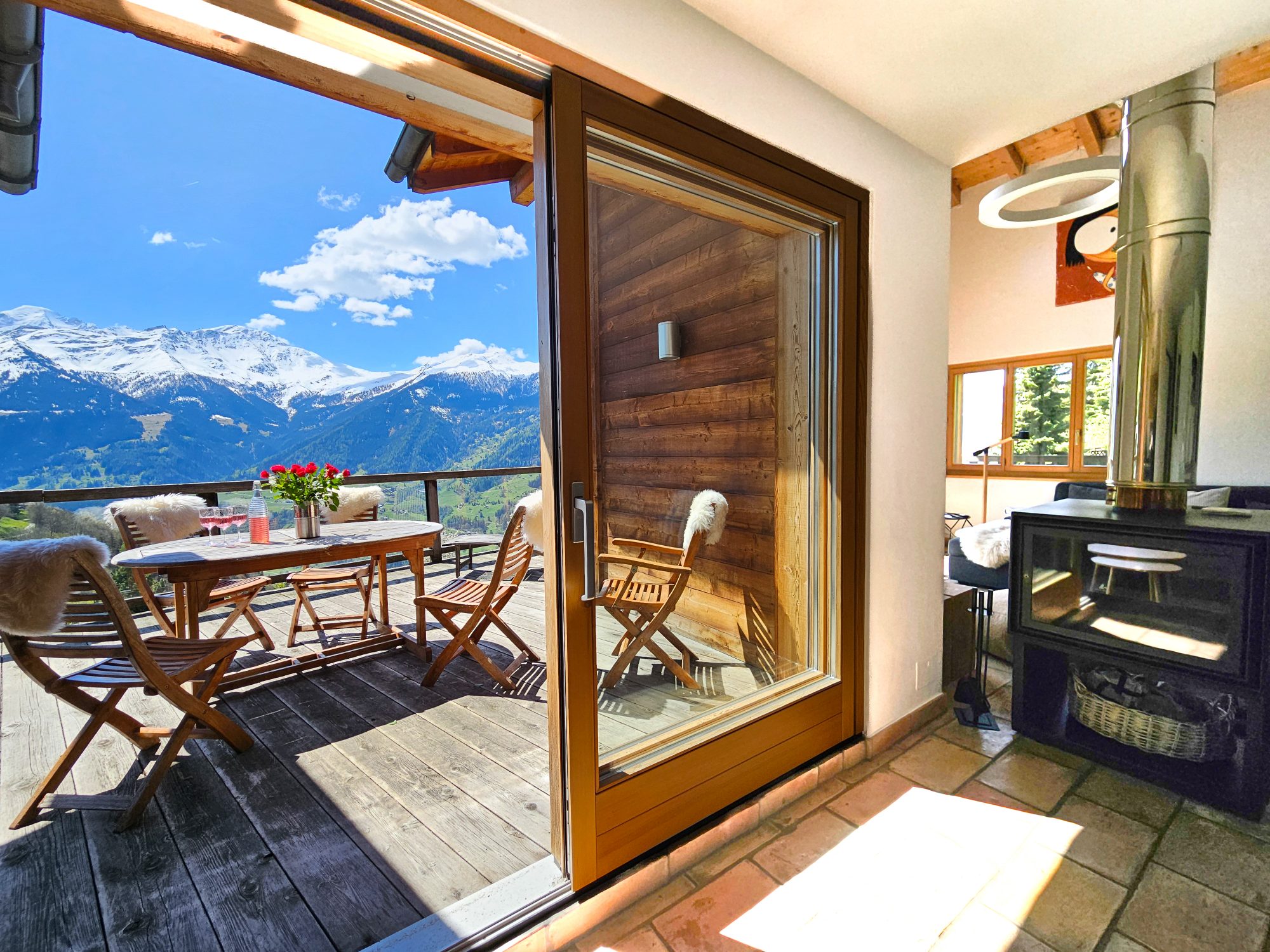 Berghaus mit Terrasse und Kaminblick