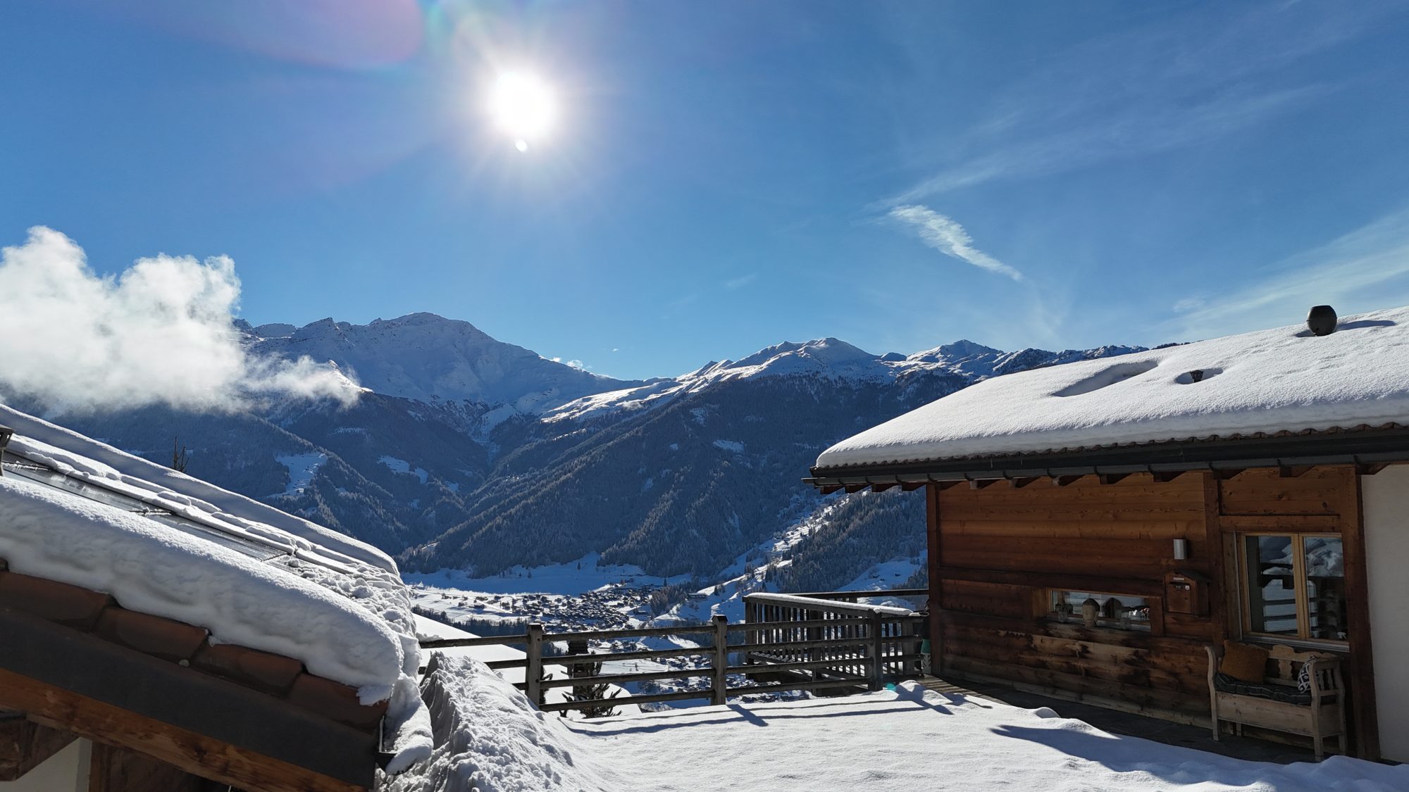 Schneebedeckte Berghütte mit Panorama