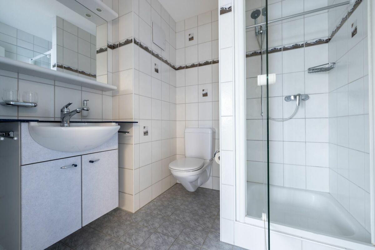 Modernes Badezimmer mit Dusche und WC