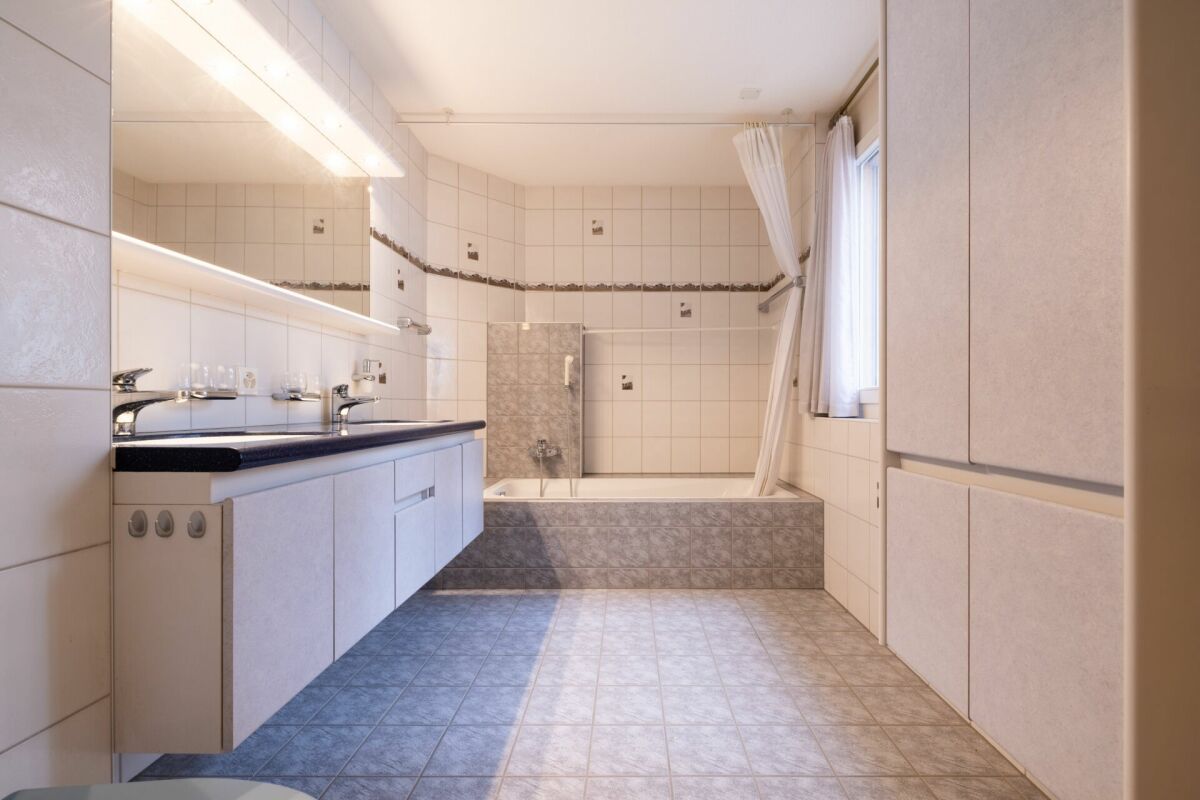 Badezimmer mit Badewanne und Waschtisch