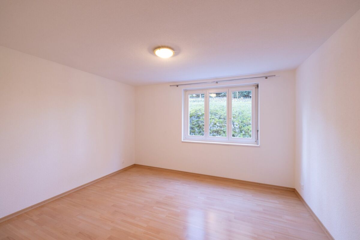 Heller leerer Raum mit Fenster
