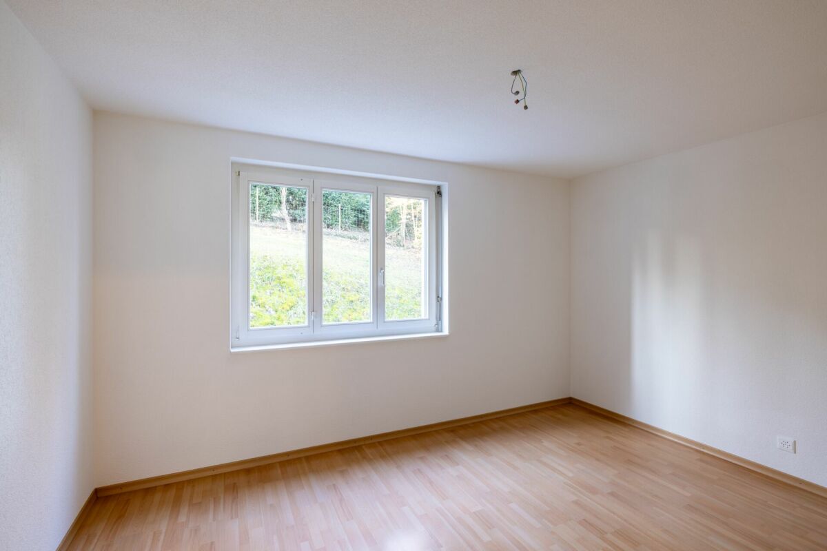 Leerer heller Raum mit Fenster