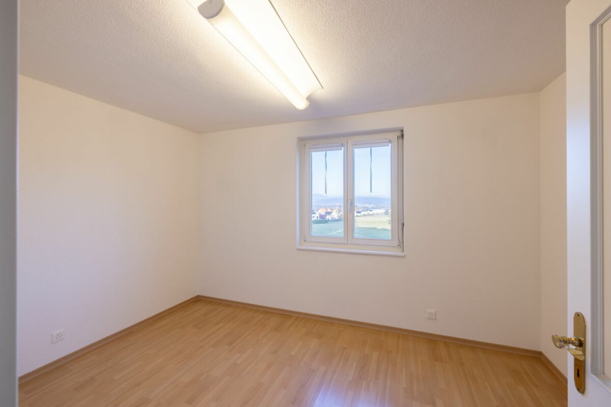 Leerer heller Raum mit Fenster