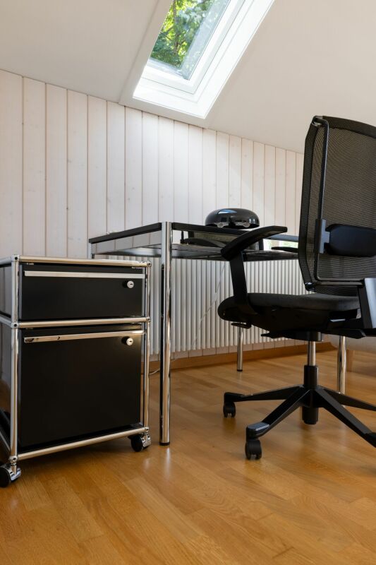 Heller Arbeitsraum im Dachgeschoss