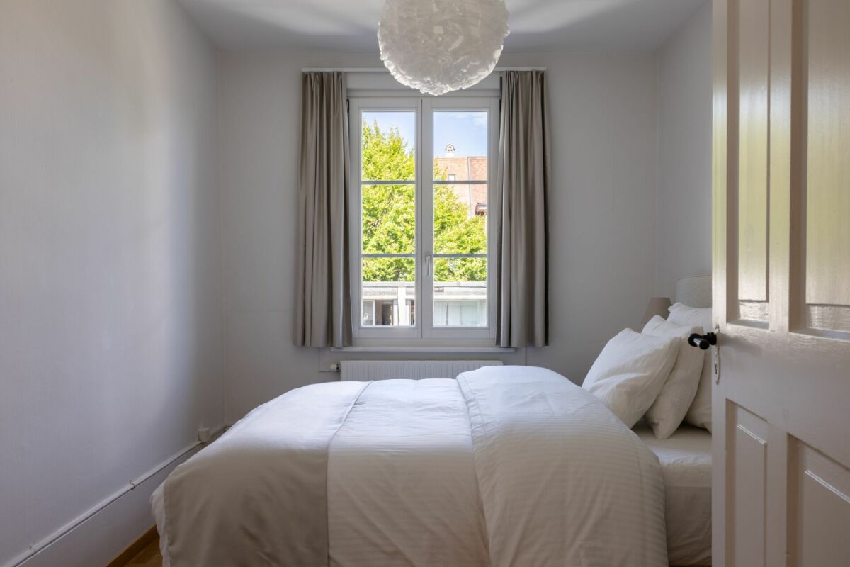 Helles Schlafzimmer mit Einzelbett