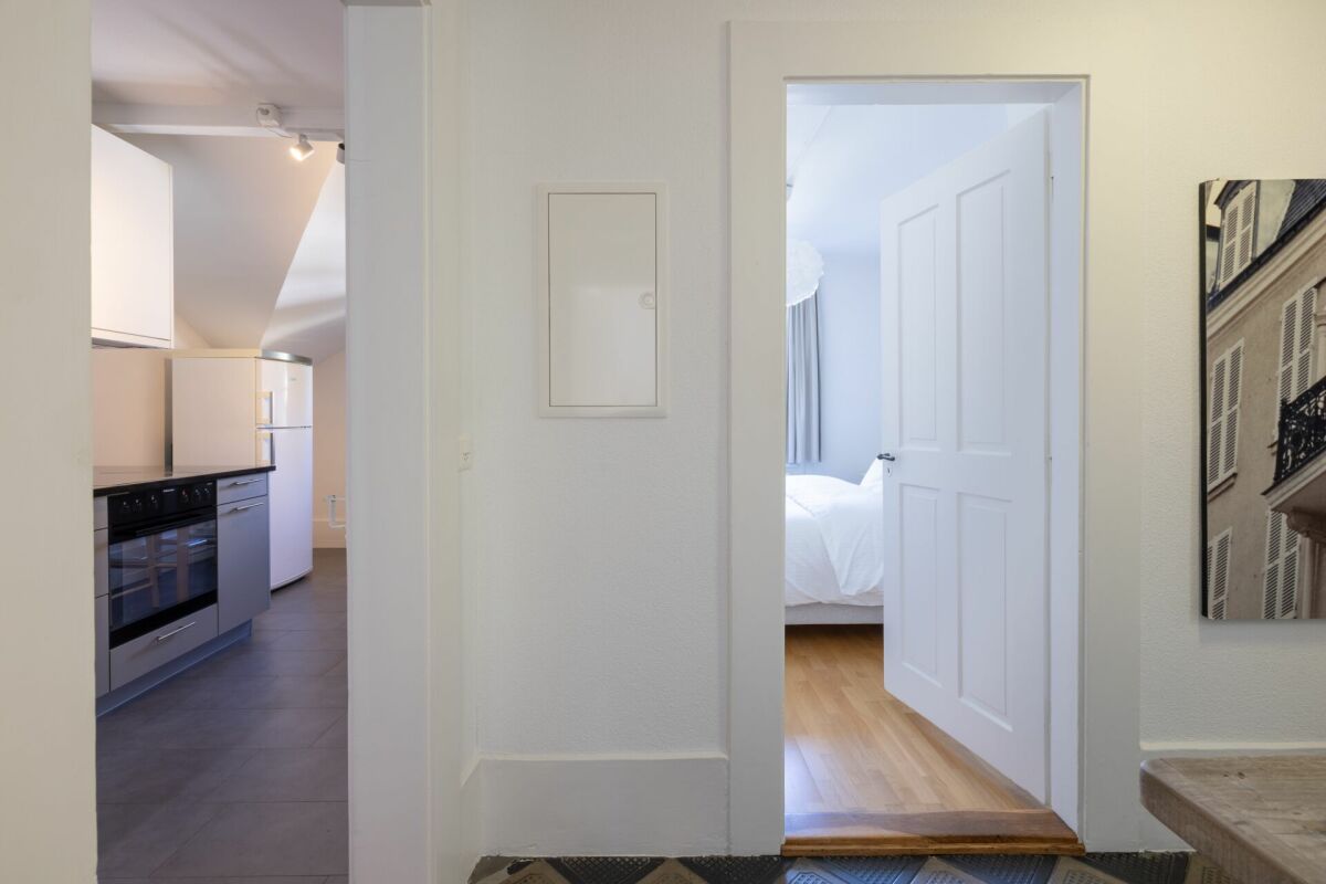 Blick in Flur mit Küche und Schlafzimmer