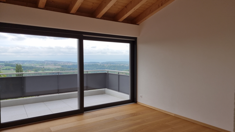 Wohnraum mit Blick auf die Terrasse