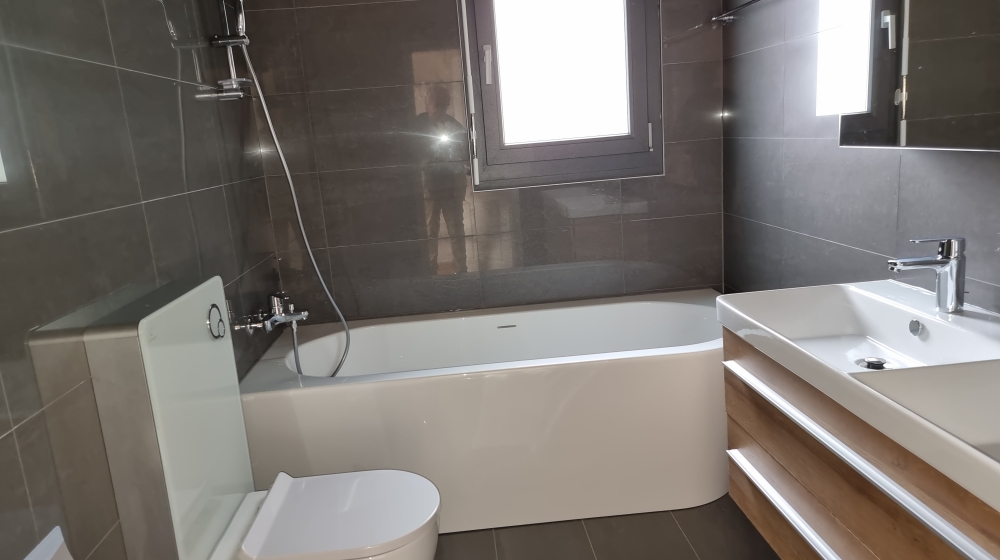 Modernes Badezimmer mit Badewanne und Waschtisch