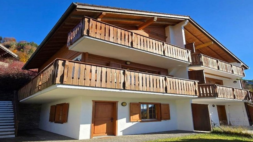 Alpenchalet mit Holzbalkonen
