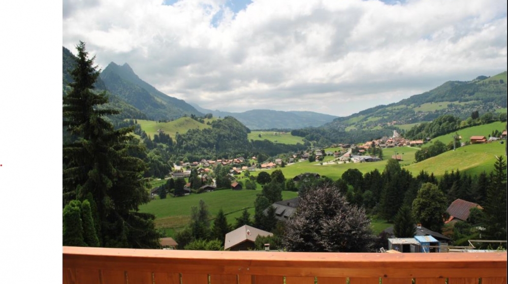Berg- und Talblick von einem Balkon