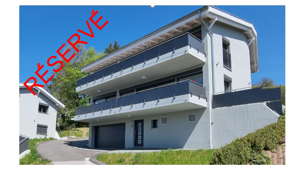 Moderne Villa mit Balkonen