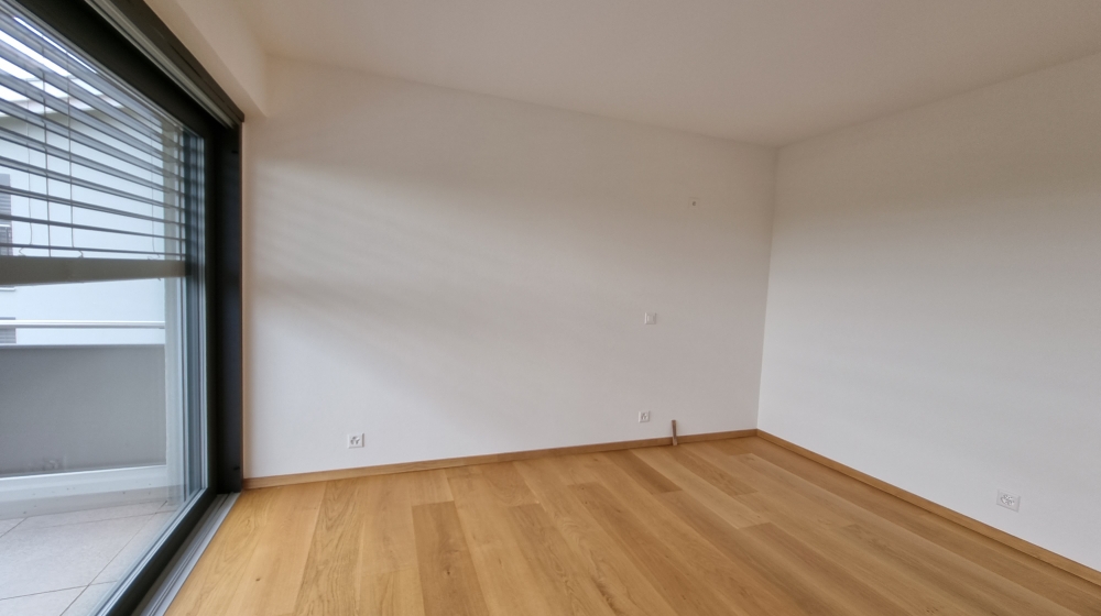 Leerer moderner Raum mit Balkonzugang