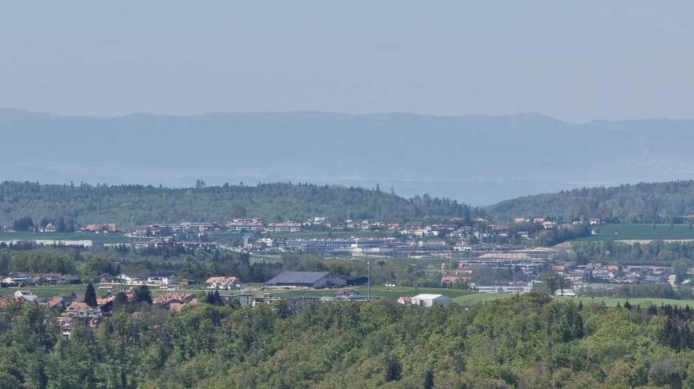 Weitblick über Landschaft und Siedlung