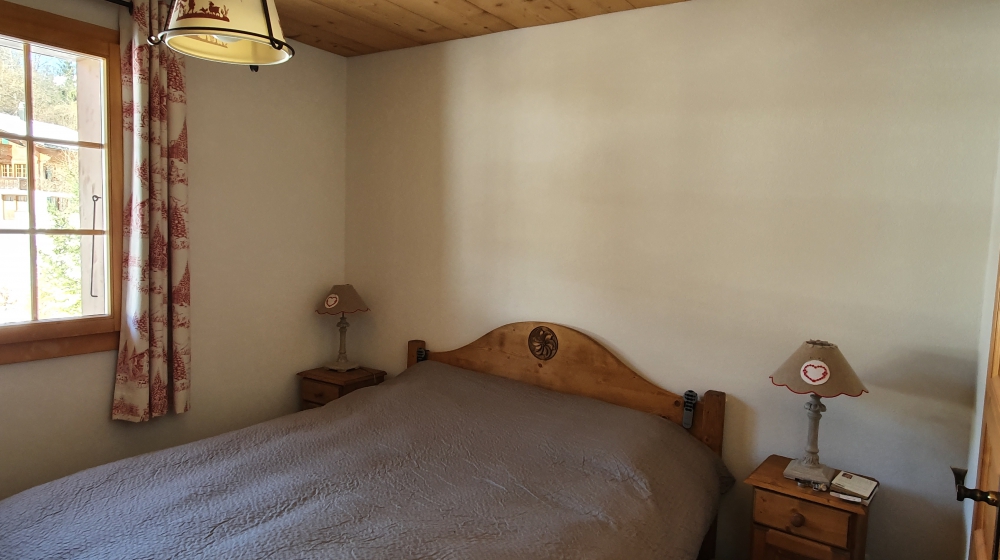 Rustikales Schlafzimmer mit Holzdetails