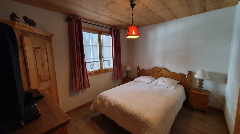 Gemütliches Schlafzimmer mit Holzelementen