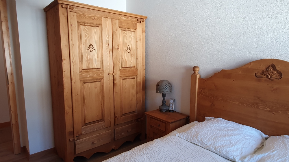 Gemütliches Schlafzimmer mit Massivholzmöbeln